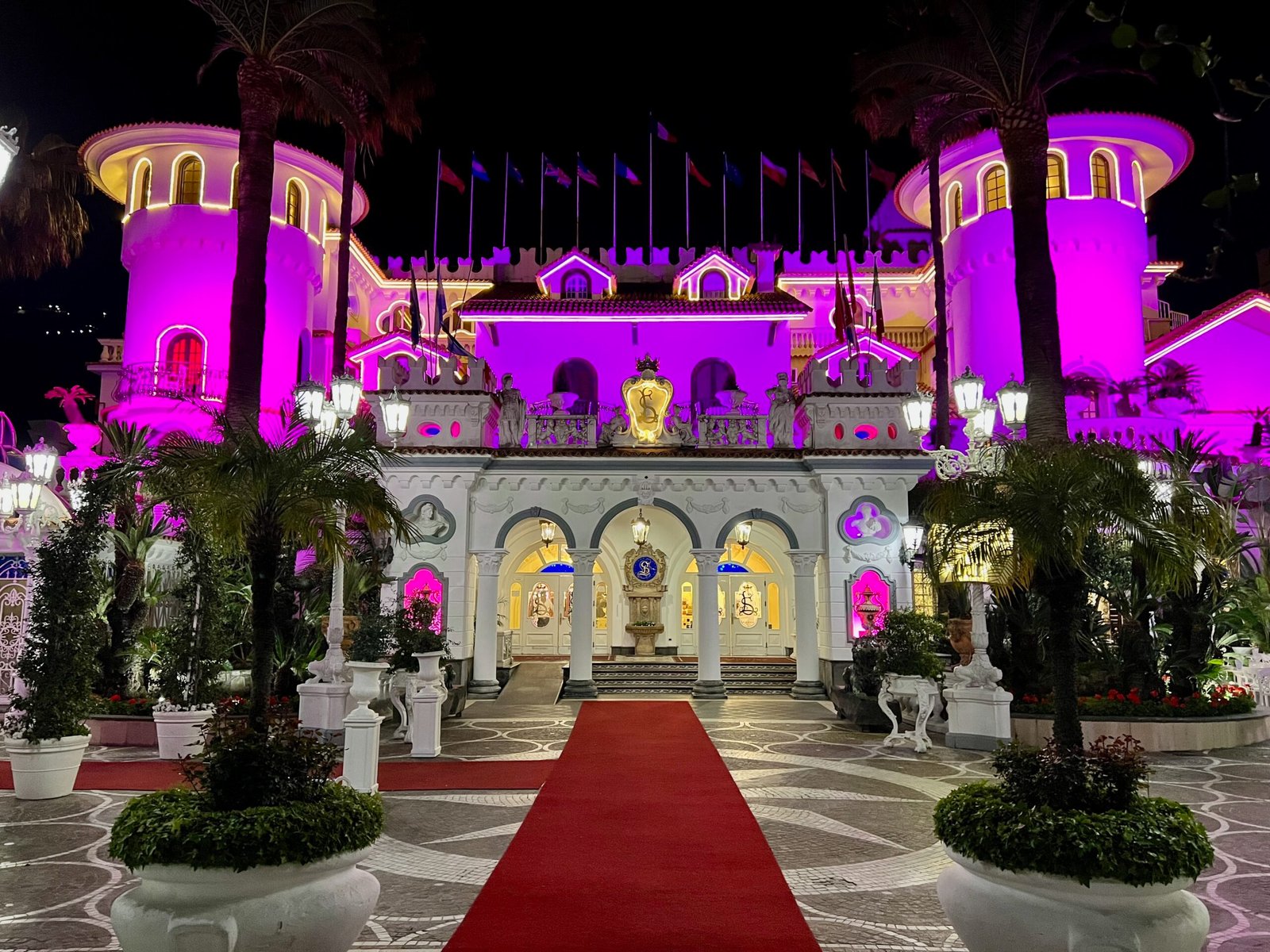 Gran Hotel La Sonrisa, Italia